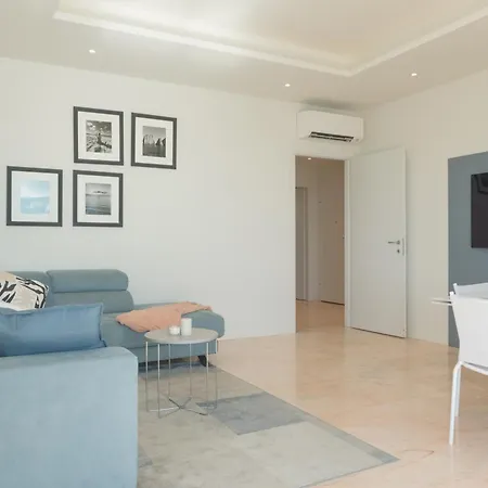 Apartment Bay *